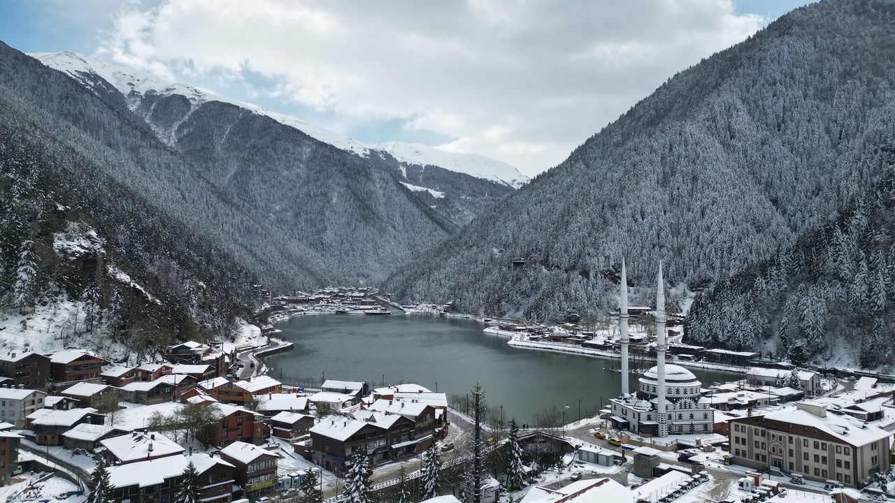 Uzungöl'de Nisan Ayında Kar Manzarası