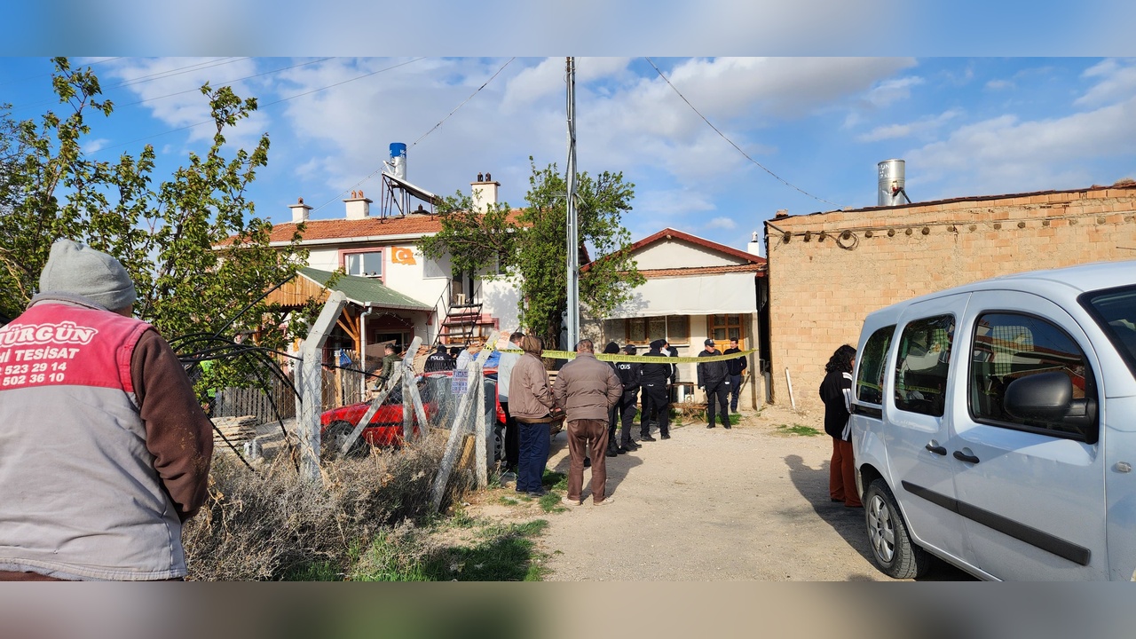 Bir Adam Eşini Öldürdükten Sonra İntihar Etti