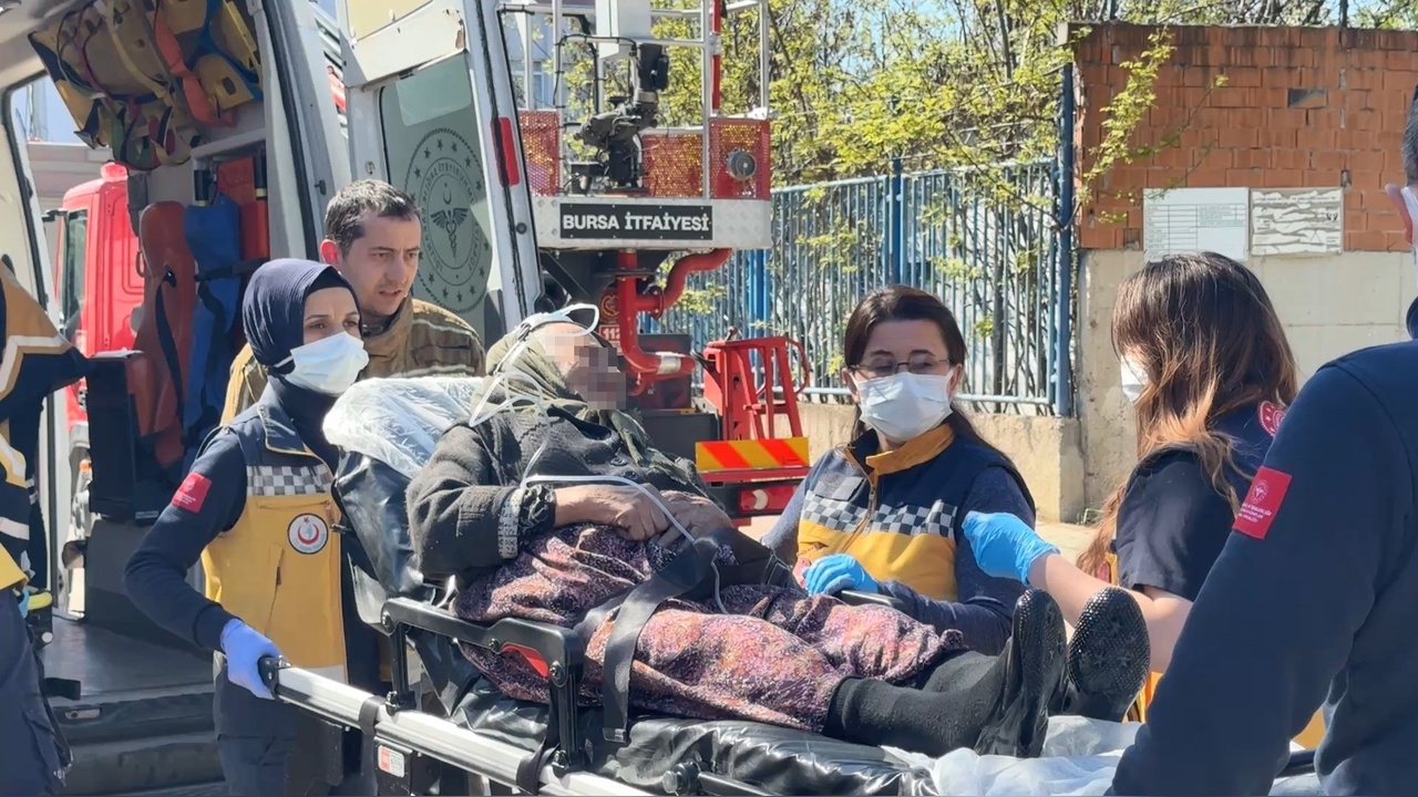 İtfaiye, Yangında Mahsur Kalan Anne ve Kızını Kurtardı