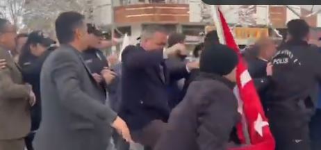AKP'li Başkan, işçilere saldırarak Sendika Başkanı'nı yumrukladı