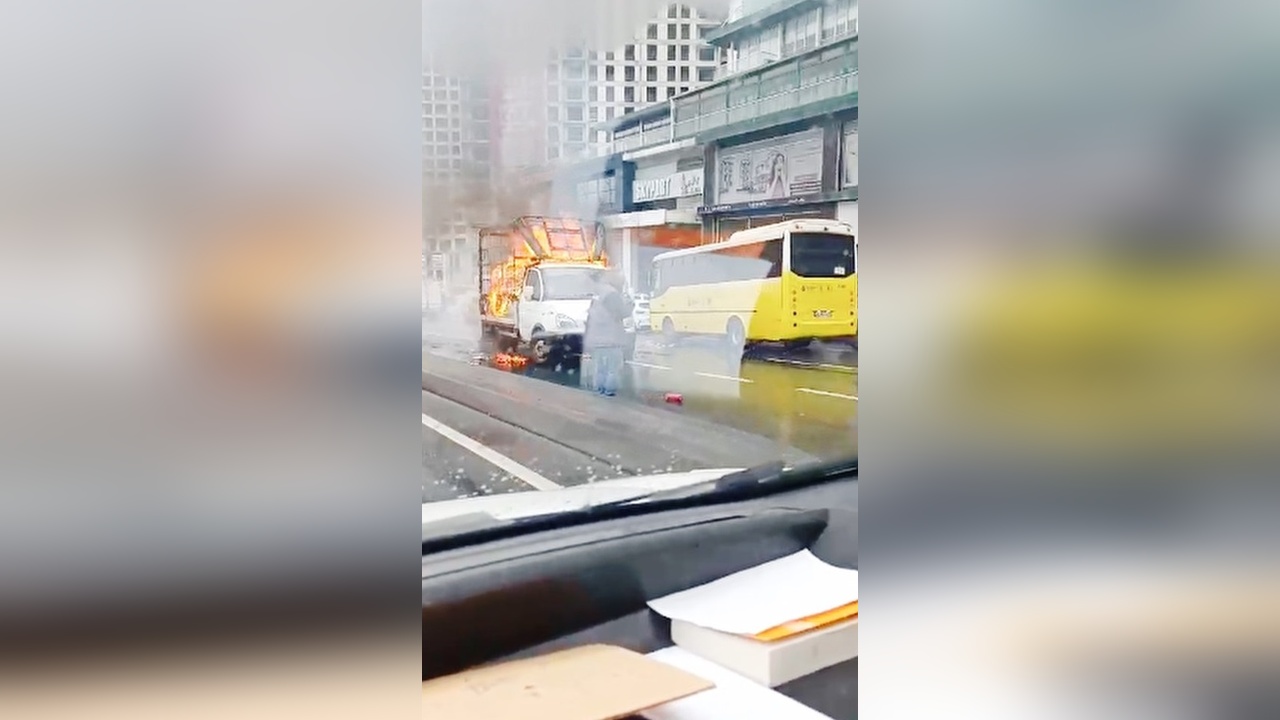 Beylikdüzü'nde Seyir Halindeki Kamyonet Yangın Çıkardı