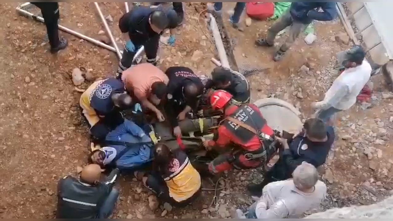 Bodrum'da Kuyuya Düşen İşçi İtfaiye Tarafından Kurtarıldı