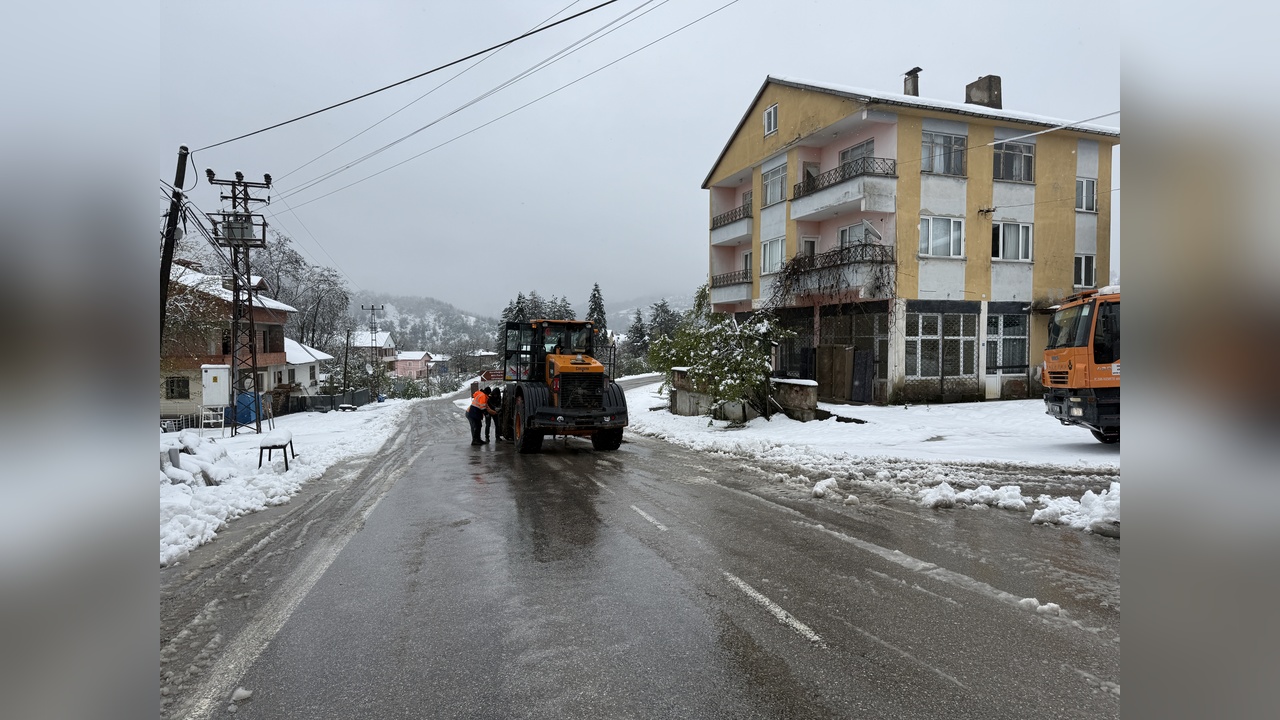 Bartın'da Kar Yağışı 28 Köy Yolunu Kapattı