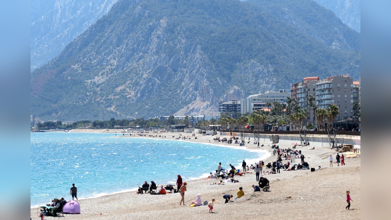 Antalya'da Güneşli Hava, Sahil Keyfini Artırdı