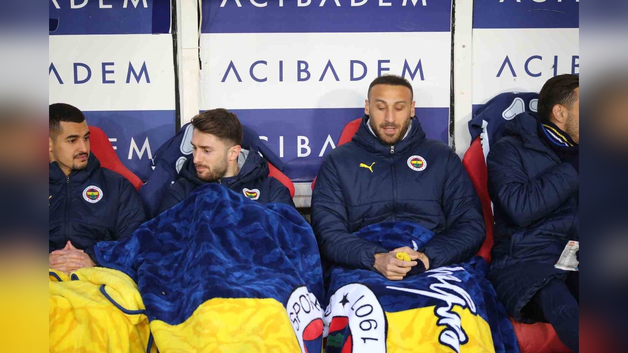 Fenerbahçe Takımı Soğuk Hava Koşullarında Battaniye ile Isındı