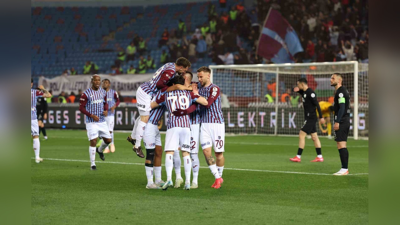 Trabzonspor, Çaykur Rizespor'u İlk Yarıda Geçti