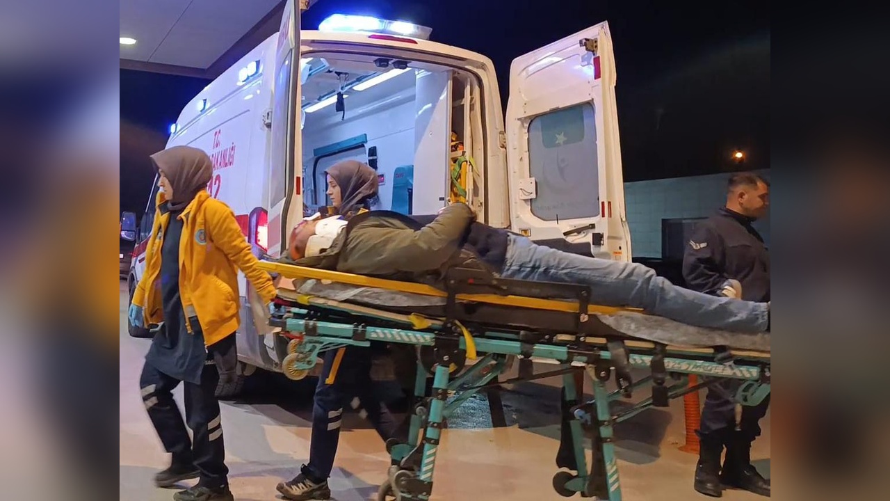 Bursa'da Motosiklet ve Otomobil Çarpışması: İki Kişi Yaralandı