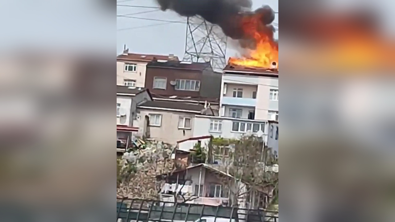 Başakşehir'de İki Katlı Binanın Çatısında Yangın Çıktı