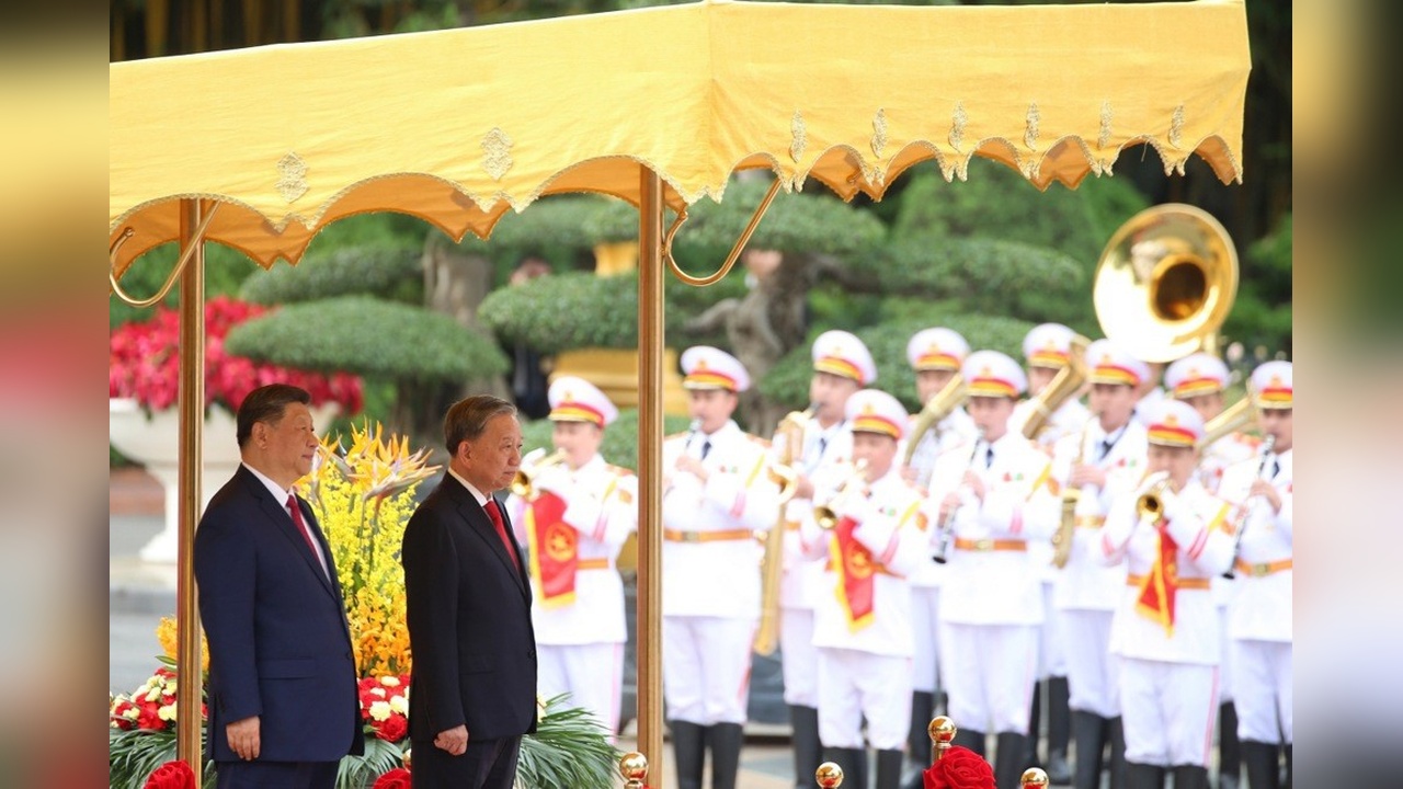 Çin Devlet Başkanı Jinping, Vietnam'da Resmi Törenle Ağırladı