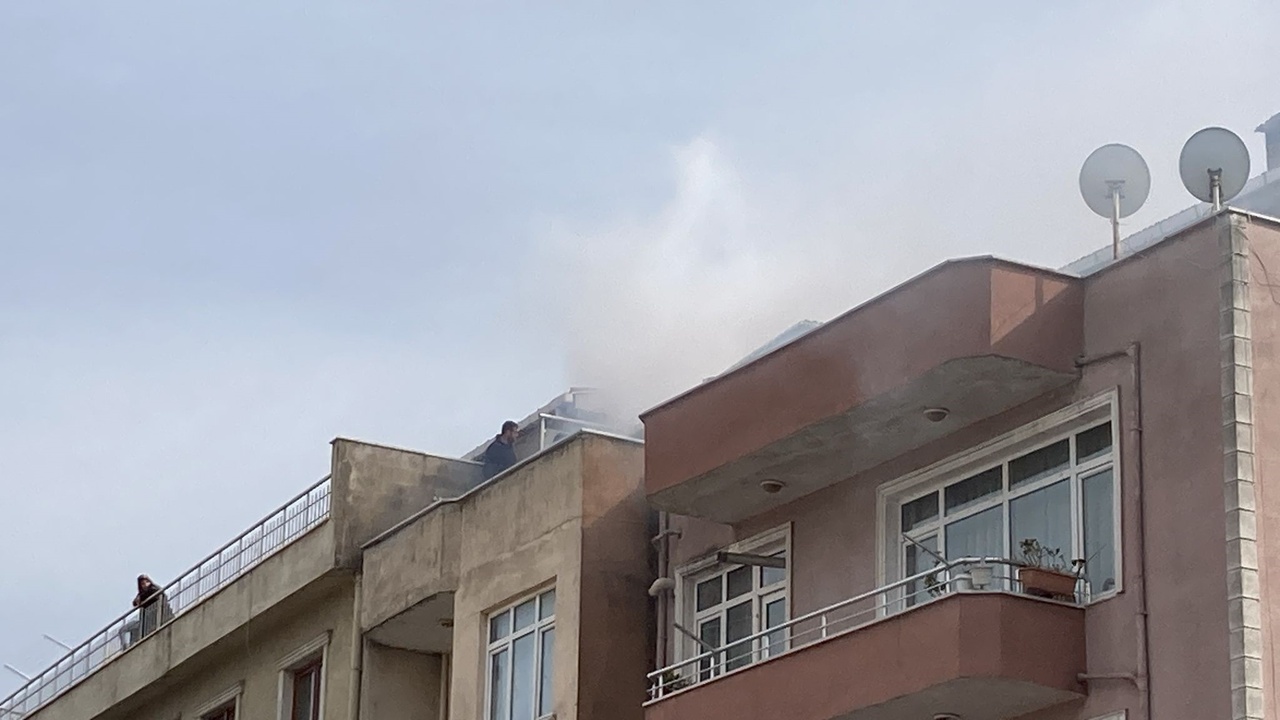 Bacada Çıkan Yangın 3 Katlı Binayı Tehdit Etti
