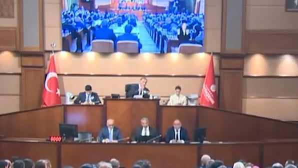 Nuri Aslan'dan teknik aksaklığa esprili gönderme: ''Mikrofonu da tutukladılar"
