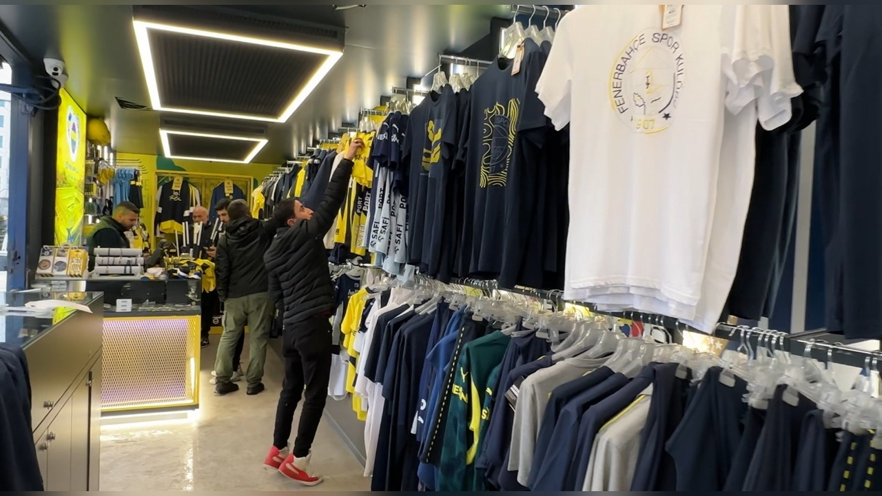 Fenerium Tırı Yüksekova Halkının Yoğun İlgisiyle Karşılaştı