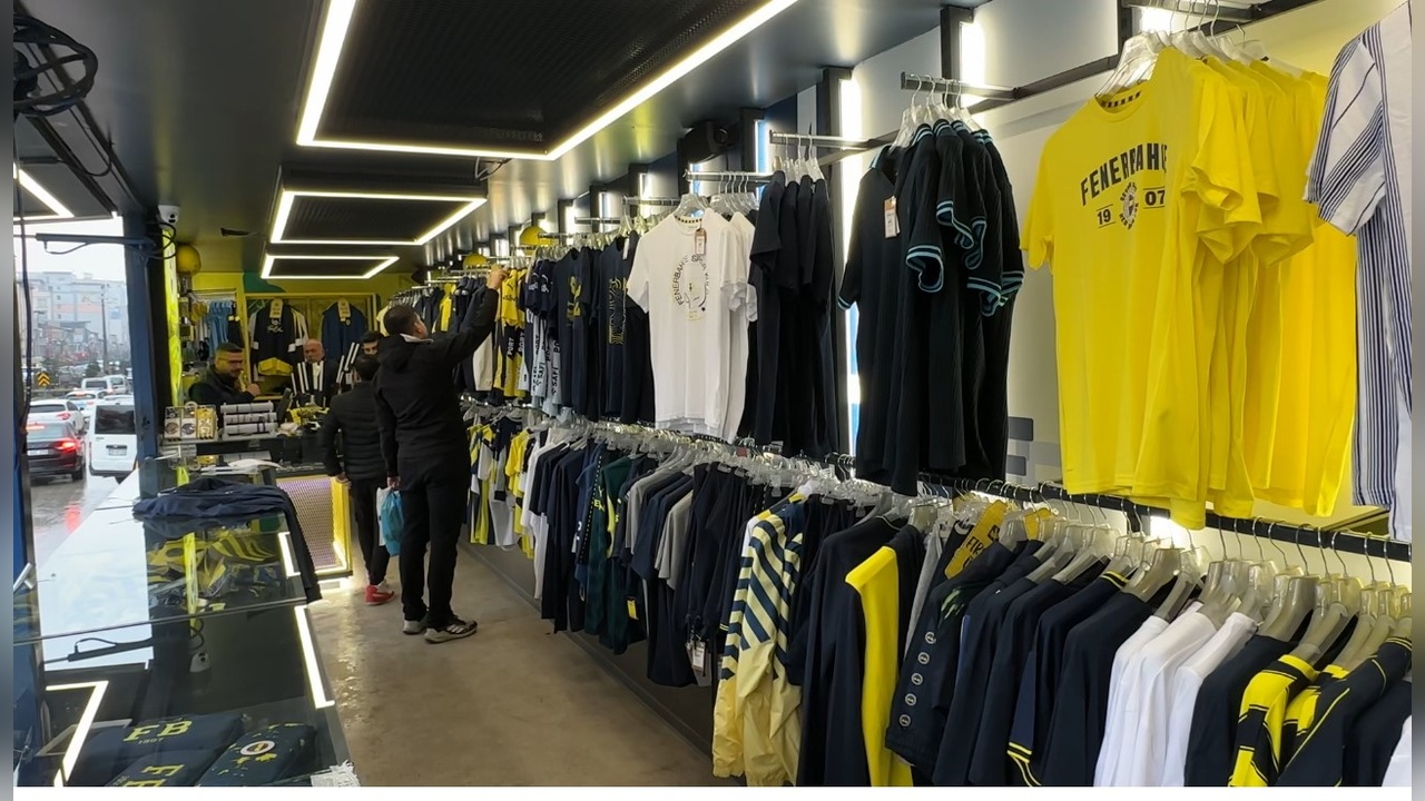 Fenerium Tırı Yüksekova Halkının Yoğun İlgisiyle Karşılaştı