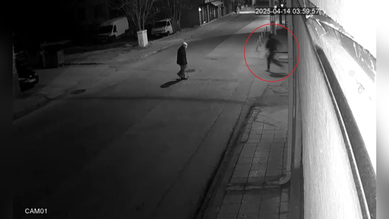 Park Halindeki Otomobil Kundaklandı, Şüpheli Olay Yerinden Kaçtı
