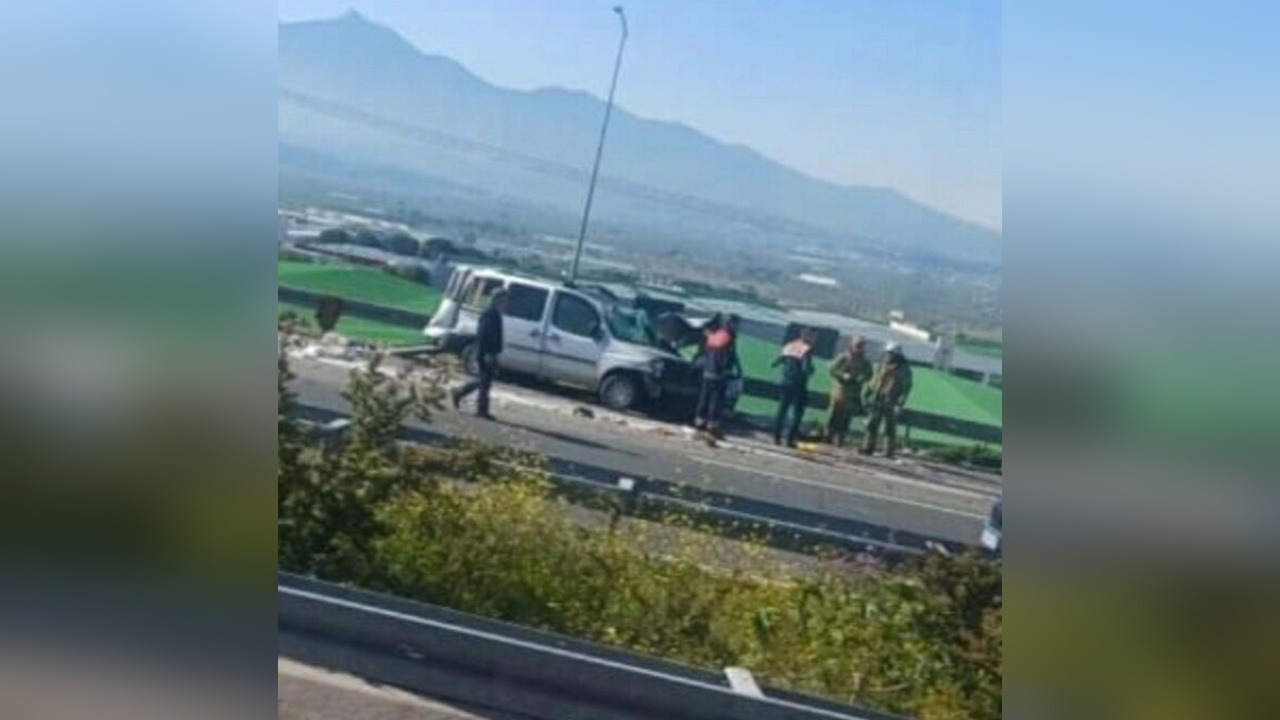 İzmir'de Trafik Kazası: Kamyonun Hafif Ticari Araca Çarpması Sonucu 1 Kişi Hayatını Kaybetti