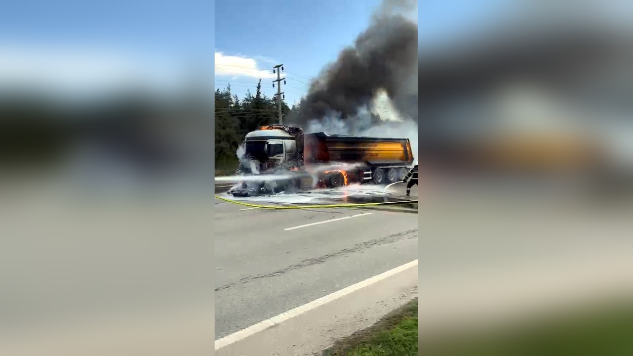 Yolda Giden Kamyon Alev Topuna Döndü