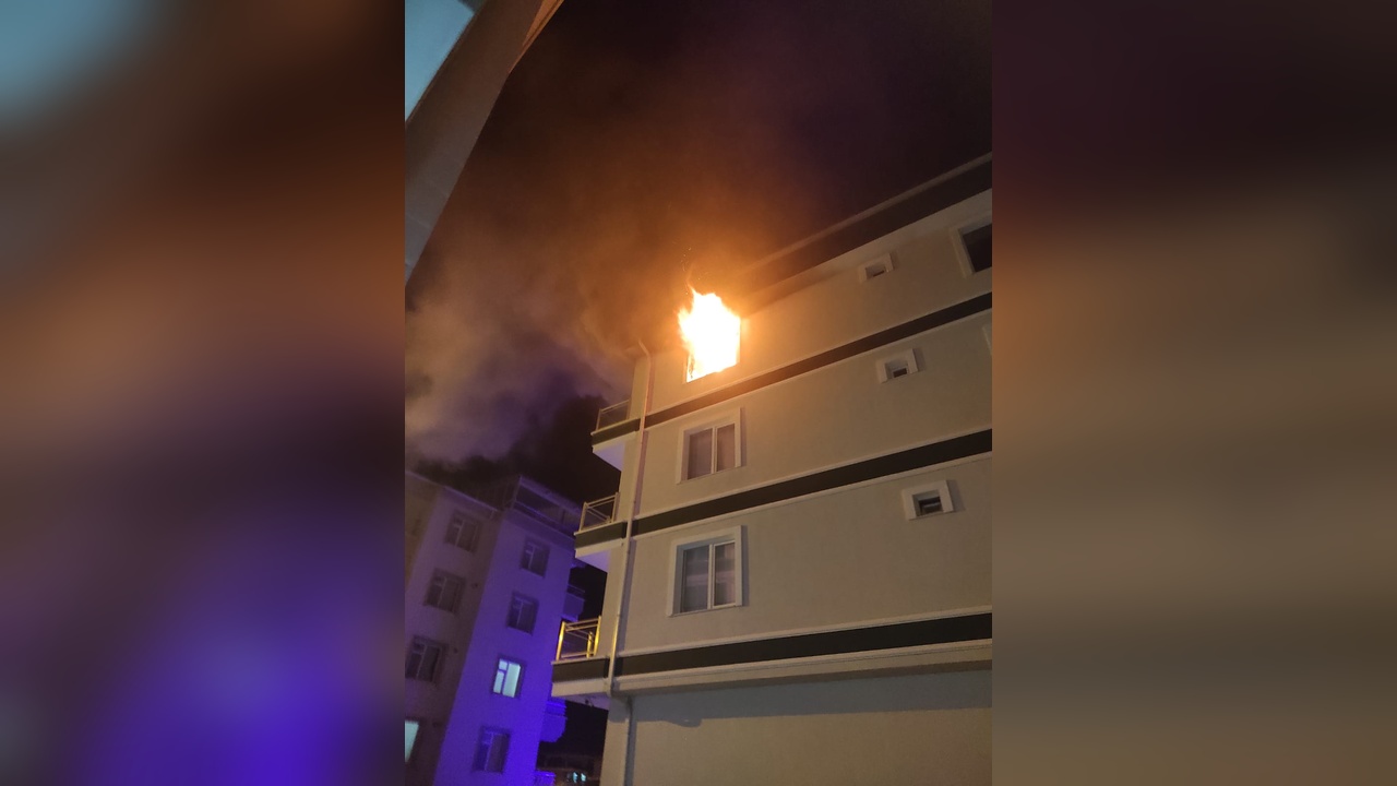 Kırşehir'de Dört Katlı Binada Yangın: Üç Kişi Dumandan Etkilendi
