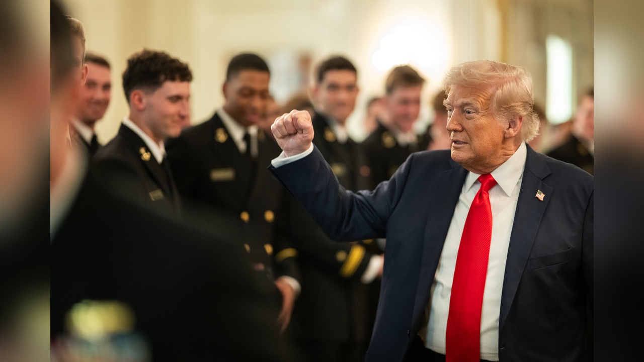 Trump, Düzensiz Göçmenlere Para ve Uçak Bileti Sağlamayı Planlıyor