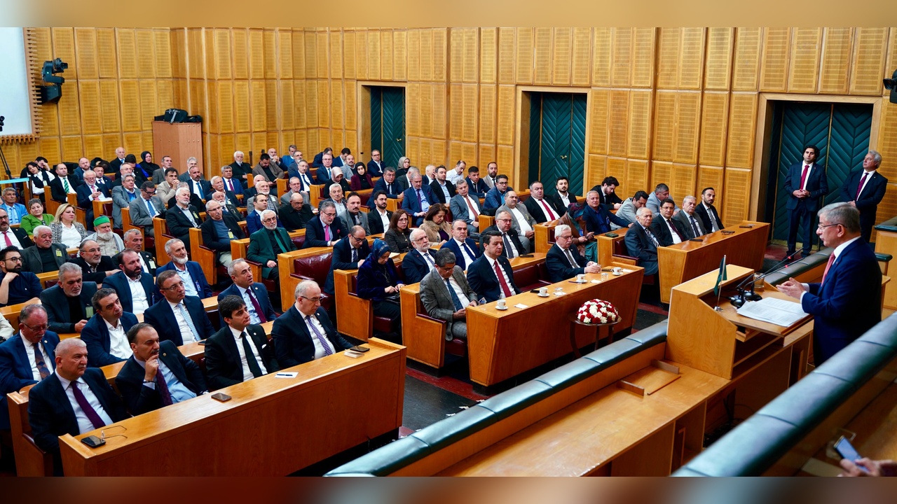 Davutoğlu ve Arıkan Yeni Yol Grup Toplantısında Görüşlerini Paylaştı