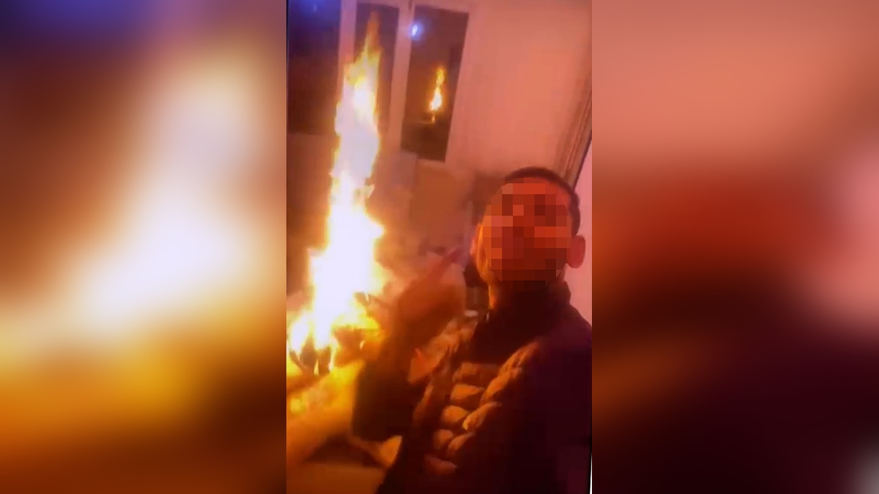 Annesiyle Yaşadığı Evi Ateşe Verdi ve Canlı Yayın Yaptı