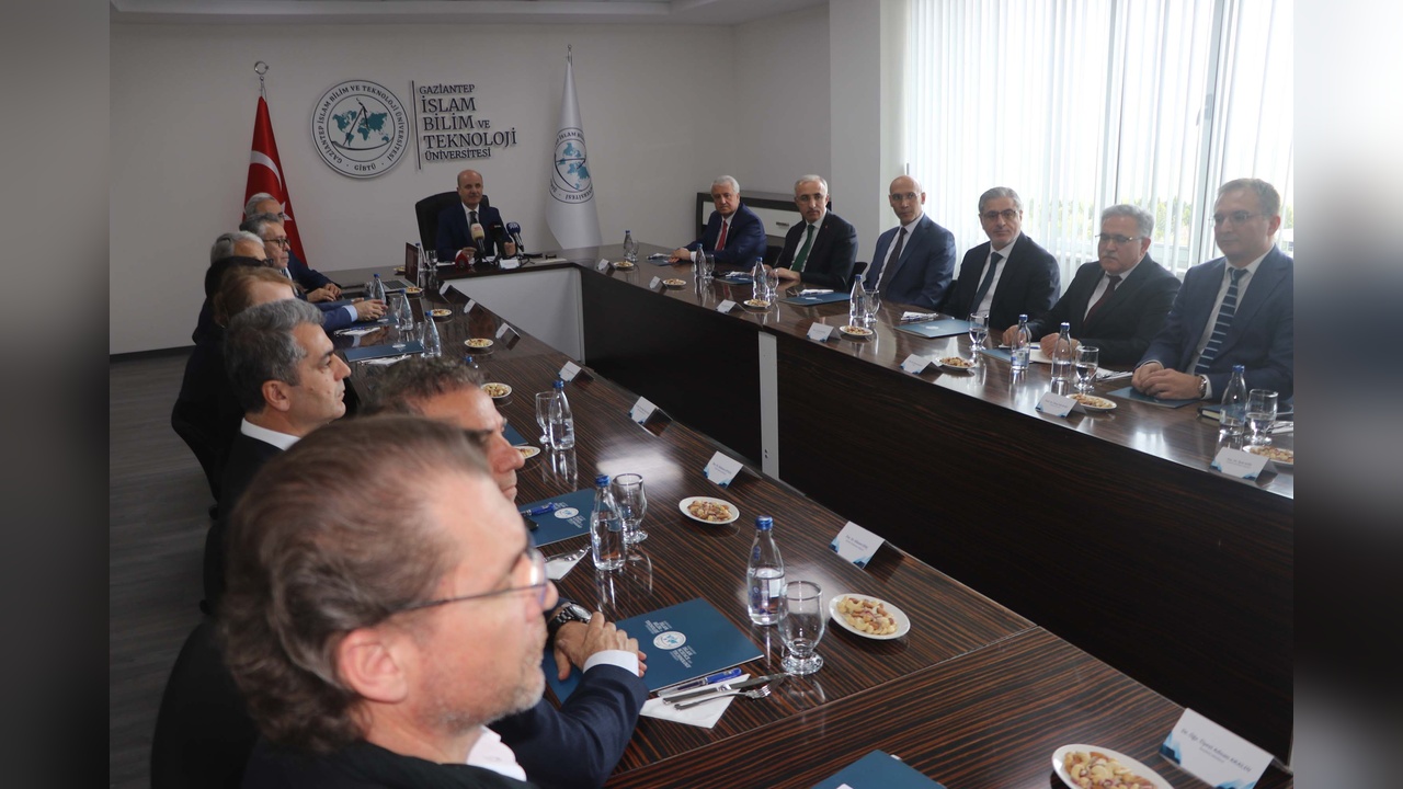 YÖK Başkanı Özvar Bilimsel Üretimdeki Tehlikeye Dikkat Çekti