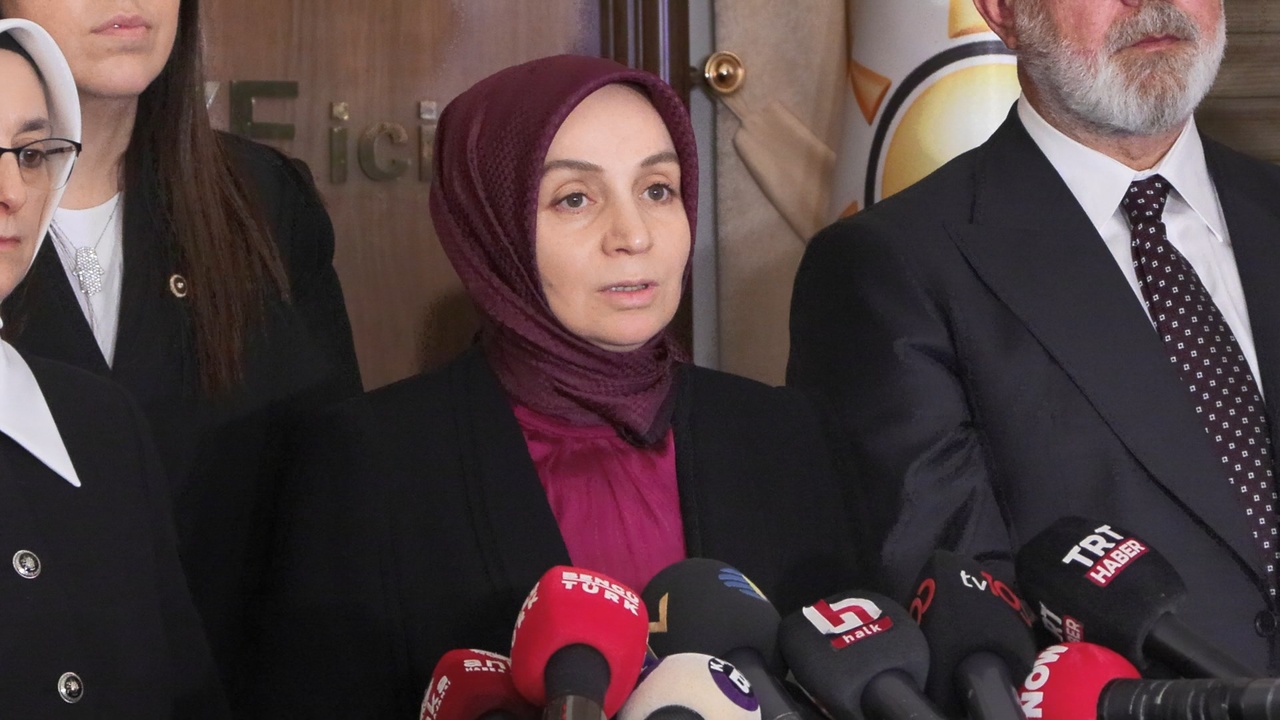 AK Parti'den Gülizar Biçer Karaca'nın Meclis Başkan Vekilliğinin Sona Erdirilmesi Talebi