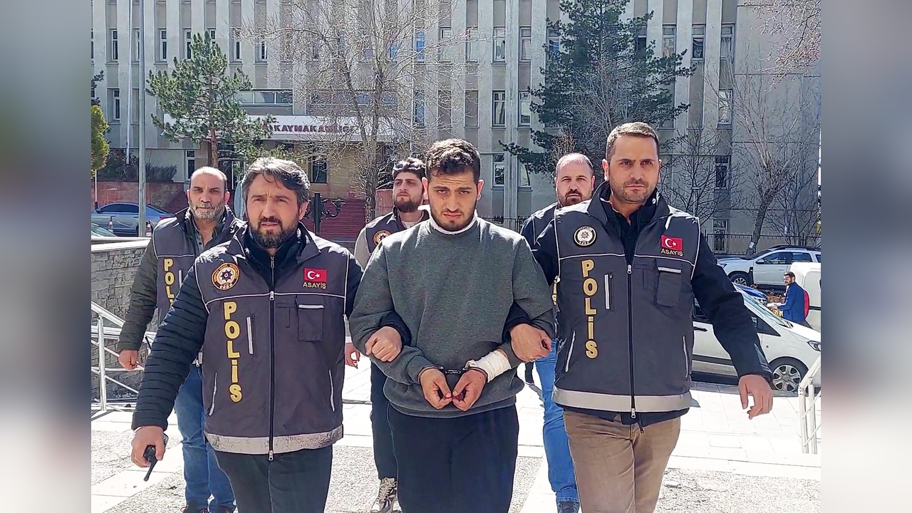 Yaralı Sürücünün Aracında Eşine Ait Ceset Bulundu