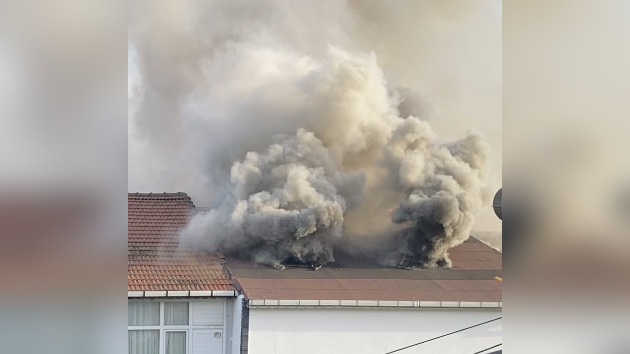 İstanbul'da 4 Katlı Binada Çatı Yangını Kontrol Altına Alındı
