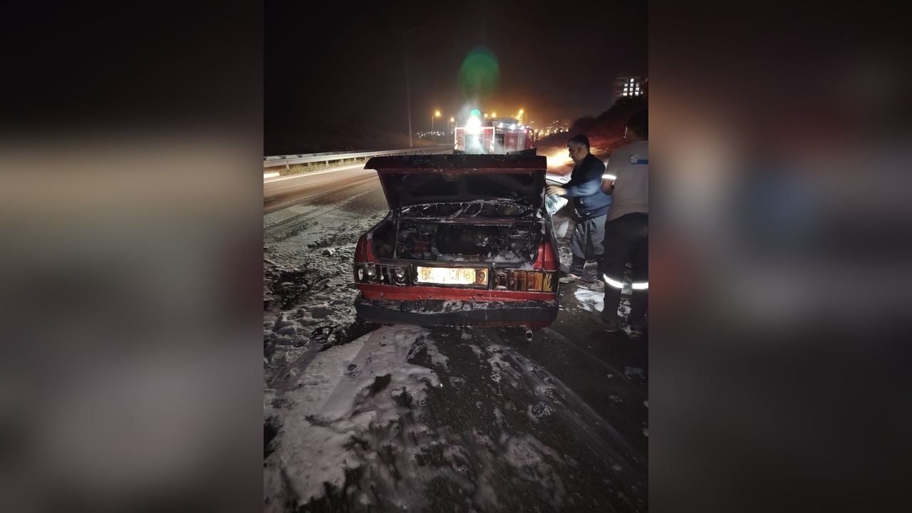 Tarsus'ta Seyir Halinde Yanan Otomobil Kullanılamaz Hale Geldi