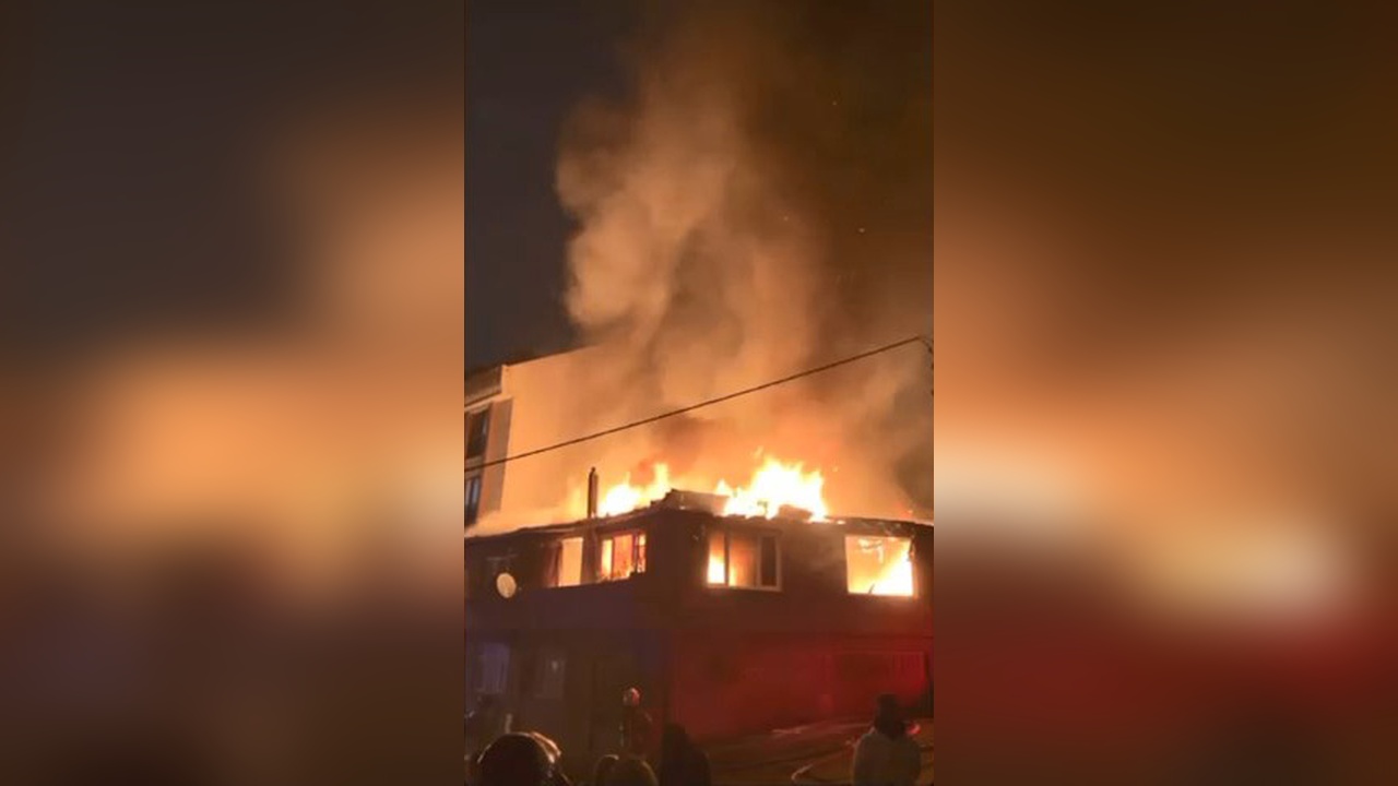 Gaziosmanpaşa'da Metruk Evdeki Yangın Yandı ve Komşu Binalara Sıçradı
