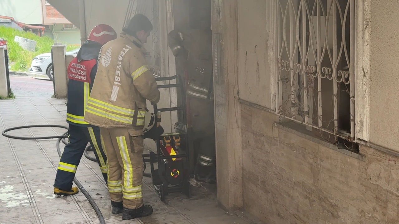Avcılar'da 4 Katlı Binada Yangın: İşçi İtfaiye Ekipleri Tarafından Kurtarıldı