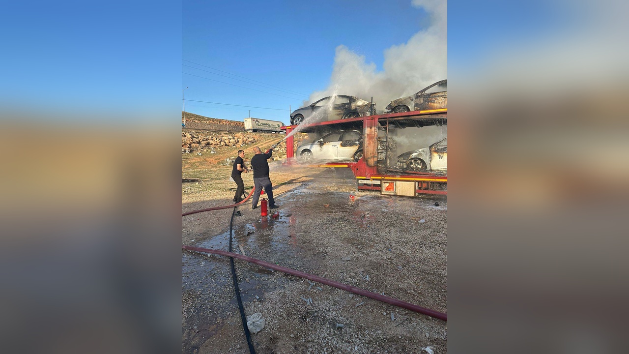 Park Halindeki Otomobilde Çıkan Yangın 6 Aracı Zarar Gördü