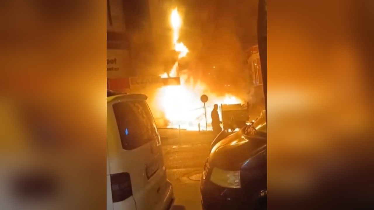 Başakşehir'deki İş Merkezinde Yangın: Altı İş Yeri ve İki Araç Zarar Gördü