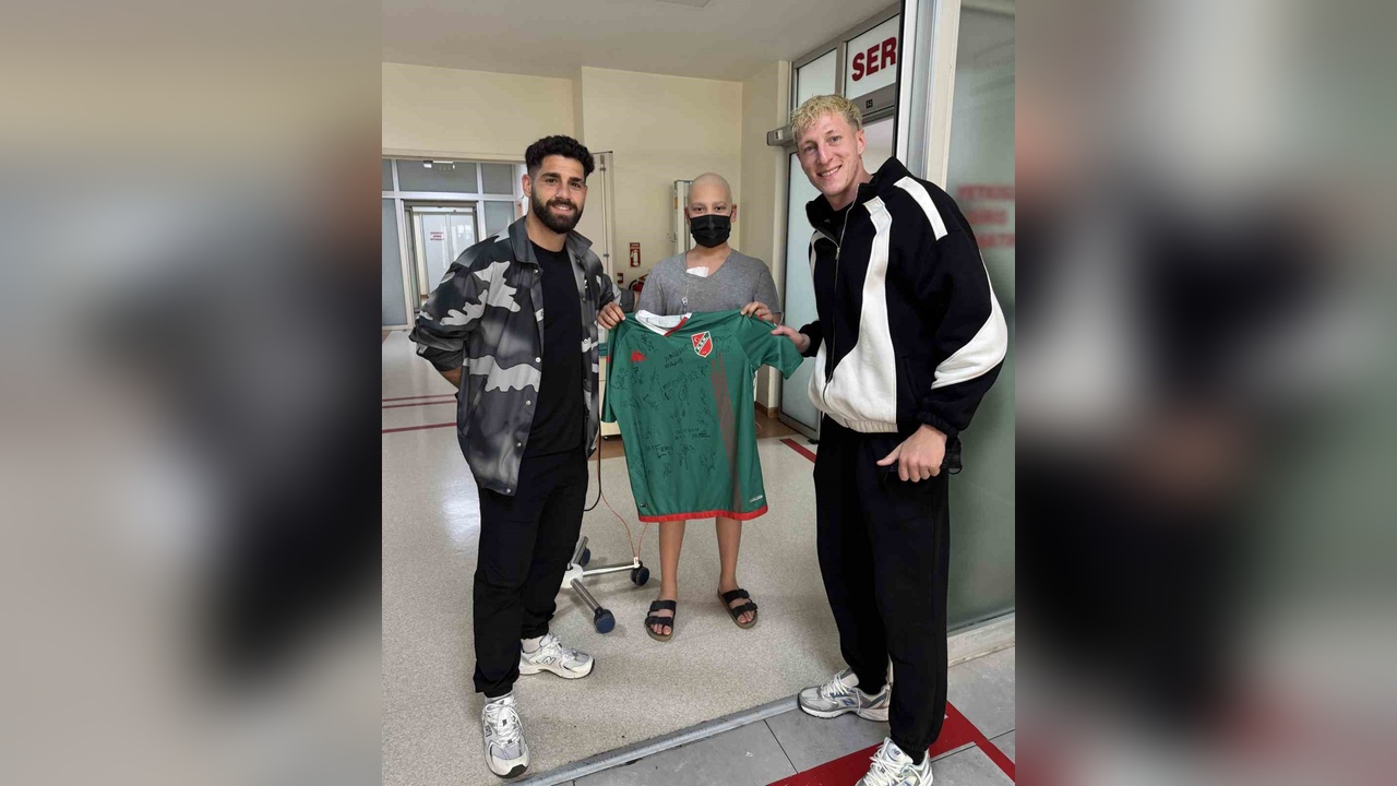 Karşıyaka Futbolcularından Lösemi Hastası Taraftara Duygulandıran Ziyaret