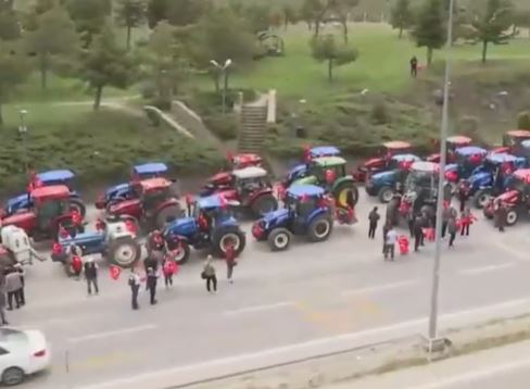 Çiftçilerden traktör konvoyu: CHP mitingine yoğun ilgi