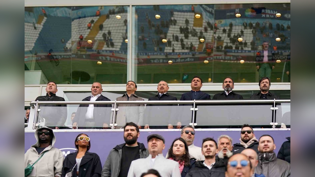 Mecnun Otyakmaz, Kasımpaşa - Sivasspor Maçını Tribünden İzledi