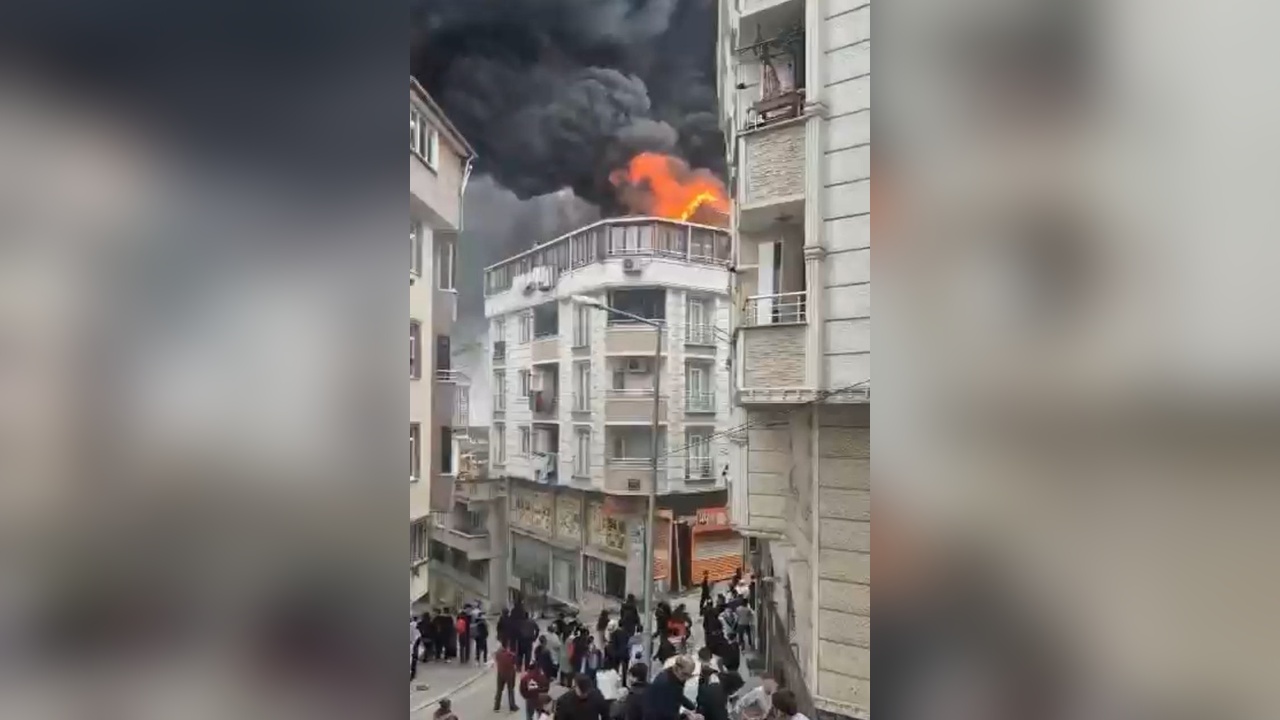 Esenyurt'ta 5 Katlı Binada Yangın Çıktı, Panik Yaratıldı