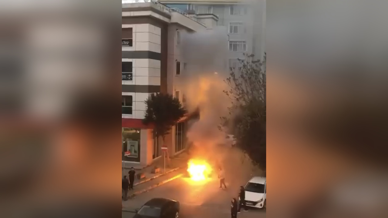 Pendik'te Park Halindeki Otomobil Alev Topuna Döndü