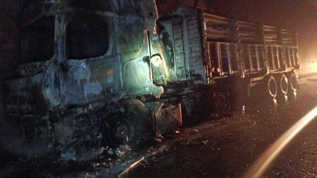 Malatya'da Kömür Yüklü TIR Tünelde Alev Aldı, Ulaşım İki Saat Kapatıldı