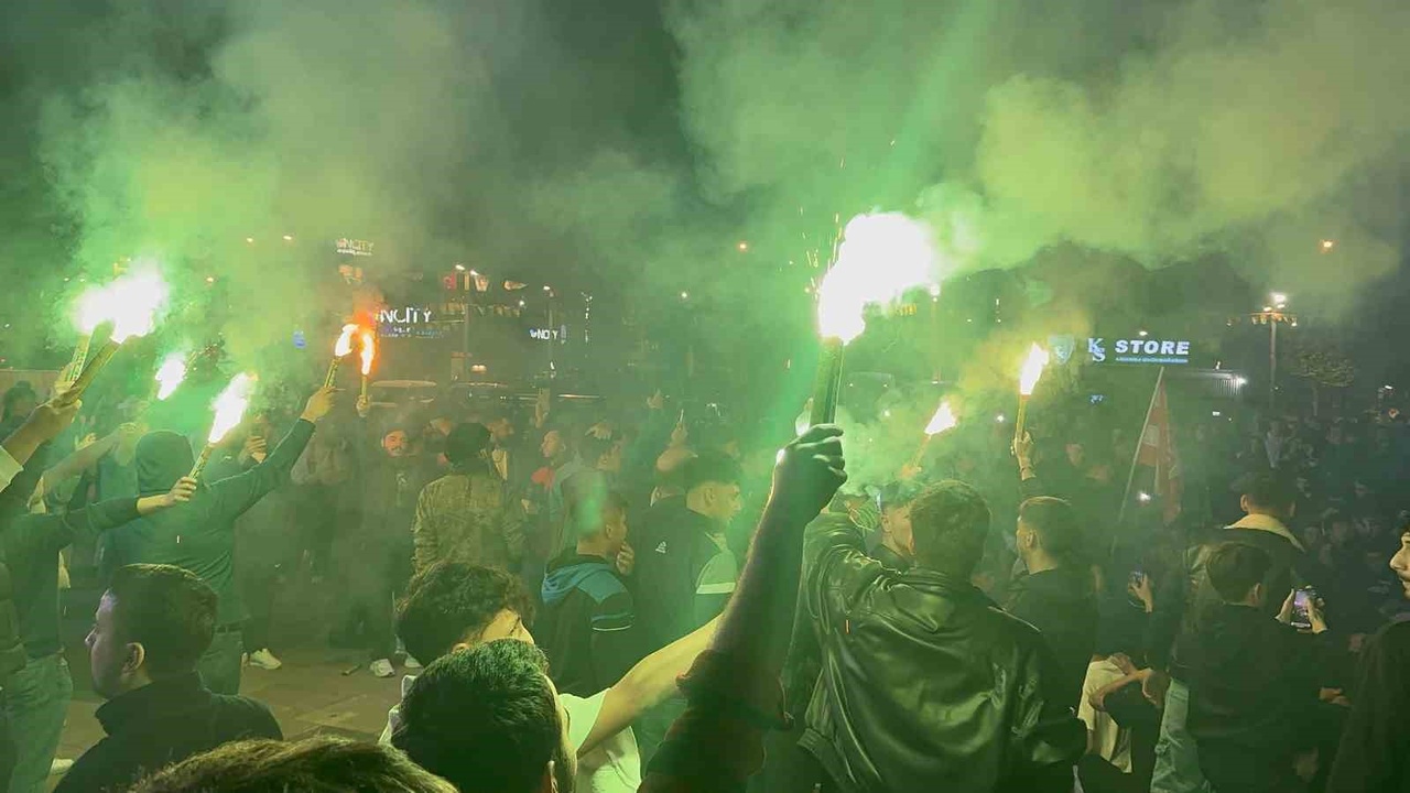 Kocaelispor Taraftarları Sevinç Gösterisi İçinde Sokaklara Akın Etti