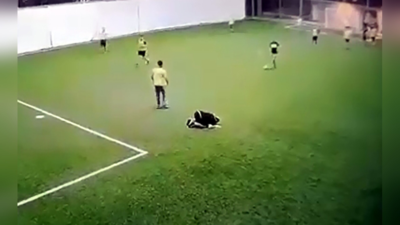Halı Sahada Kalp Krizi Geçiren Kişi Hayatını Kaybetti