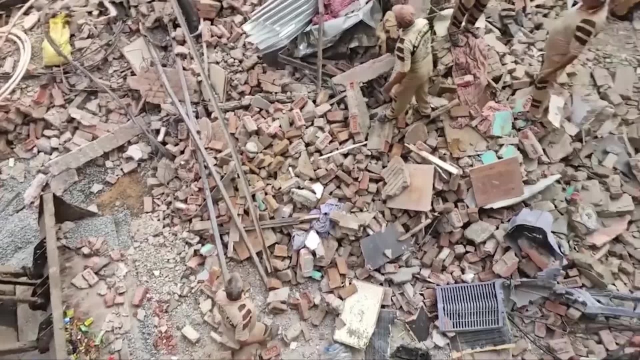 Hindistan'da 4 Katlı Bina Çöktü, Can Kaybı 11'e Yükseldi