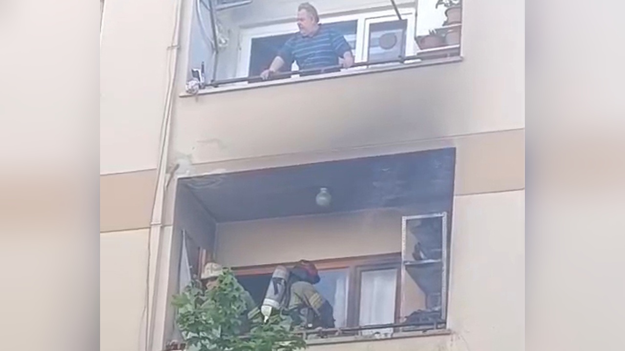 Balkonda Çıkan Yangın İtfaiye Ekipleri Tarafından Kontrol Altına Alındı