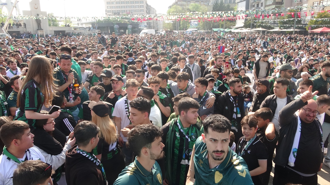 Kocaelispor Süper Lig'e Yükseldi, Taraftarlar Kutlamalara Hazırlanıyor