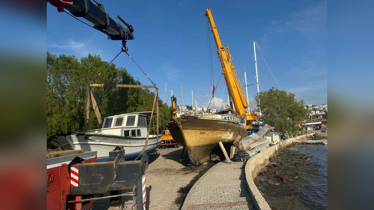 Bodrum'da İki Yıldır Suda Kalmış Tekne Vinçle Çıkartıldı
