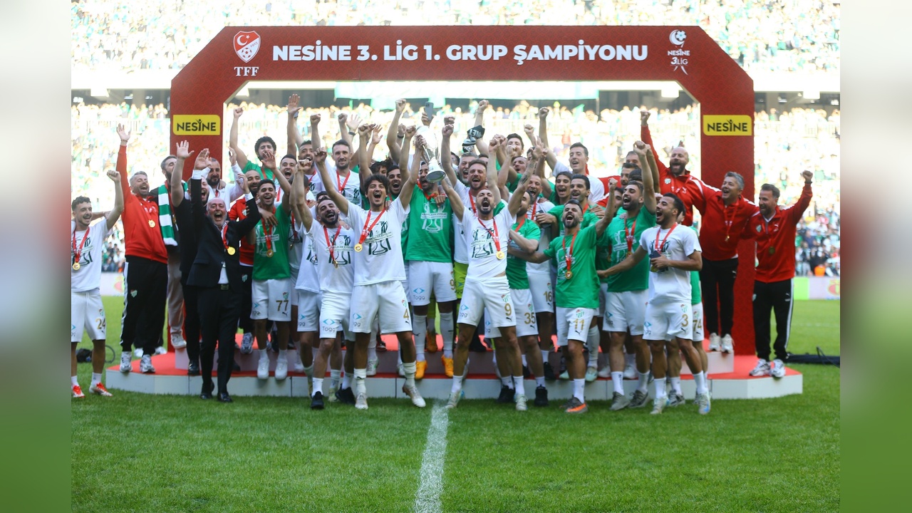 Bursaspor, Şampiyonluk Kupasını Kaldırarak Tarihe Geçti