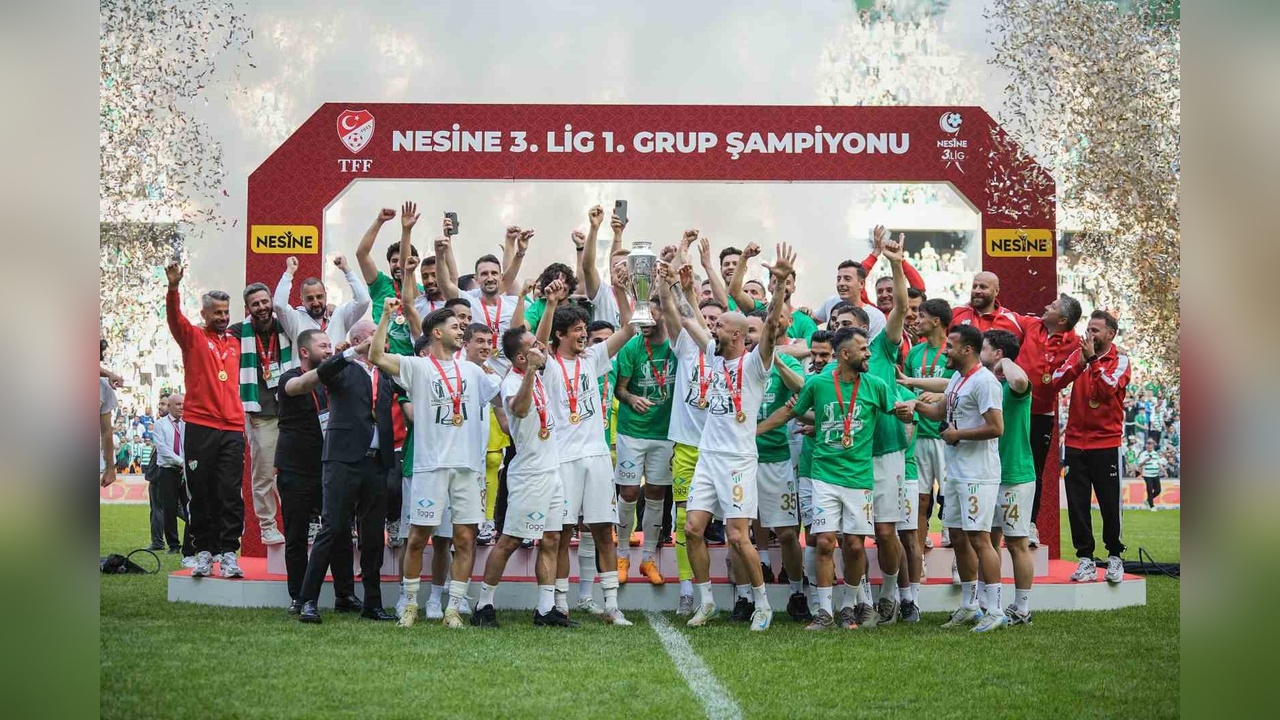 Bursaspor Tarih Yazdı: Şampiyonluk Kupasını Kaldırdı