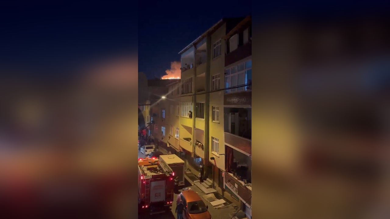 Esenler'de 4 Katlı Binada Çatı Yangını Kontrol Altına Alındı