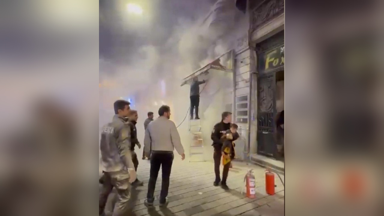 Beyoğlu'nda Büfede Çıkan Yangın Kontrol Altına Alındı, Çocuk Güvenli Şekilde Kurtarıldı