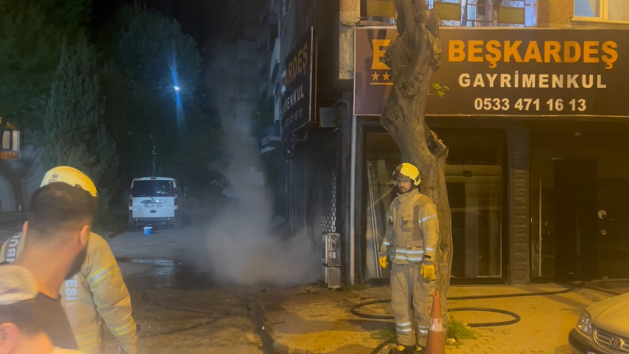 Bayrampaşa'da Doğal Gaz Kutusu Yangını İş Yerine Zarar Verdi
